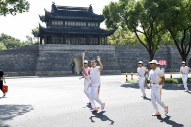 笑臉與熱情刷屏！這名火炬手是景興人！